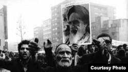 تحلیلگران، انقلاب ۵۷ را انقلابی ناتمام ارزیابی می کنند