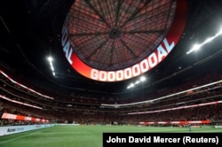 Stadiumi "Mercedes-Benz Stadium" në Atlanta, SHBA, i cili është ndër 12 stadiumet ku do të zhvillohen ndeshjet e Botërorit.