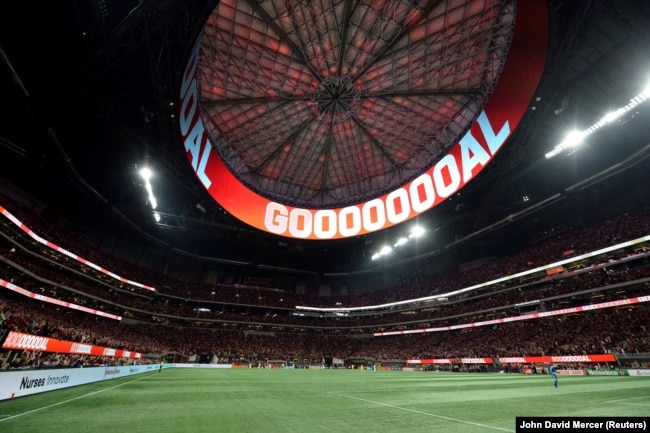 Stadiumi "Mercedes-Benz Stadium" në Atlanta, SHBA, i cili është ndër 12 stadiumet ku do të zhvillohen ndeshjet e Botërorit.