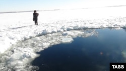 Meteoriti ra mbi liqenin e ngrirë Chebarkul, në rajonin Chelyabinsk, Rusi.