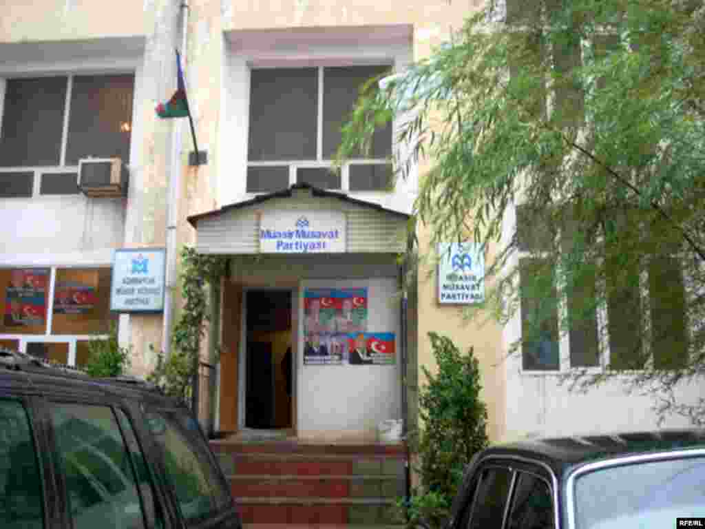 Müasir Müsavat Partiyasının qərargahına səkilərdəki gölməçələr üzündən yaxınlaşmaq çətinlik yaratsa da, payız yağışında bir az islanandan sonra binaya daxil ola bildik. Ramazan bayramı olmasına baxmayaraq, qərargahda qızğın iş gedirdi. «Müasir Müsavat»ın seçki qərargahı partiyanın iki mərtəbəli binasında yerləşir. Hafiz Hacıyev binanın ikinci mərtəbəsində, divarlarında rəqibi, hazırkı prezident İlham Əliyevin şəkilləri asılmış bir otaqda oturur...