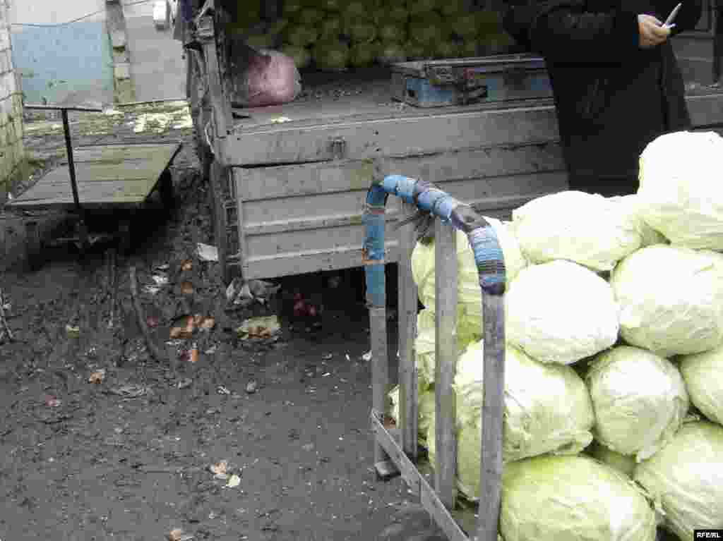 Palçığın içində alıcı gözləyən satıcı əlinə düşən zibili də elə palçığa atır