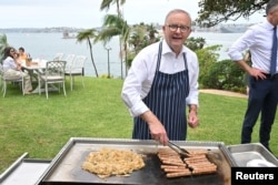 Premierul australian, Anthony Albanese, a găzduit un eveniment în aer liber care să marcheze interdicția impusă minorilor sub 16 ani de a avea cont pe rețelele sociale. 10 decembrie 2025.