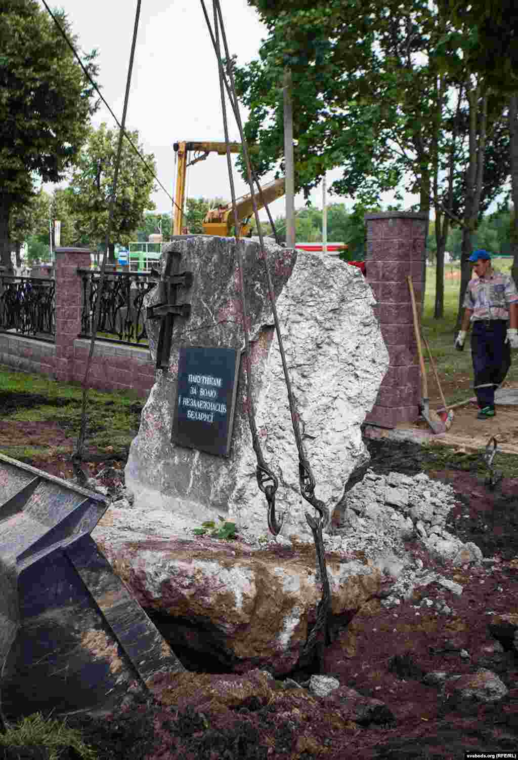 Помнік «Пакутнікам за волю і незалежнасьць Беларусі» ў Маладэчне разбурылі падчас яго чарговага пераносу 28 чэрвеня. Фота Siarhiej Leskieć