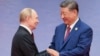 Си Цзиньпин приветствует Владимира Путина на саммите Шанхайской организации сотрудничества в Тяньцзине в 2025 году