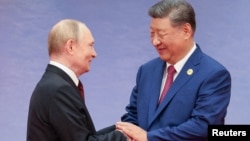 Си Цзиньпин приветствует Владимира Путина на саммите Шанхайской организации сотрудничества в Тяньцзине в 2025 году