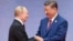 Си Цзиньпин приветствует Владимира Путина на саммите Шанхайской организации сотрудничества в Тяньцзине в 2025 году