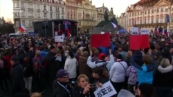 Чехи в годовщину Бархатной революции требовали отставки премьера Бабиша (видео)