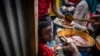 Ételosztás menekült családoknak a háború és éhínség sújtotta Tigrében, Etiópiában