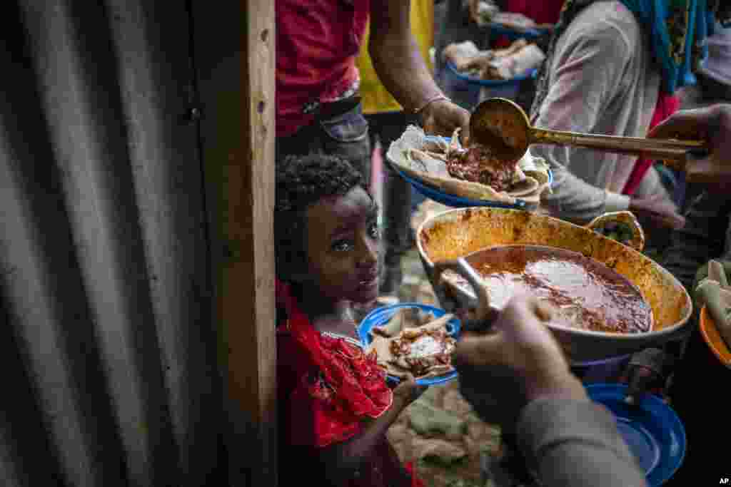Elena are 7 ani. Ea stă la rând pentru a primi mâncarea donată de localnicii din Mekele refugiaților. Cei mai vulnerabili oameni din tabără (femeile însărcinate și persoanele în vârstă) primesc lunar cea mai consistentă rație: 15 kilograme de grâu, jumătate de kilogram de mazăre și puțin ulei de gătit. (Fotografie din 9 mai 2021) 