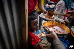 Біженці в ефіопському Тиграї отримують їжу як гуманітарну допомогу