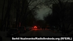 Київ під час вимкнень світла внаслідок російських атак. Київ, Дарницький район, 14 січня 2026 року