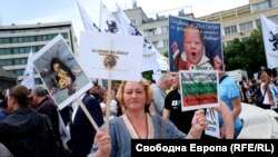 Supporters of the Vazrazhdane party protested against the government, vaccines, and 5G technology. 