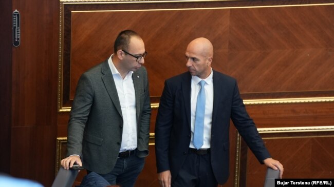 Deputetët e Listës Serbe Igor dhe Sllavko Simiq gjatë një seance të mëhershme plenare