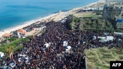 ნუსეირათის რეგიონში შეკრებილი პალესტინელები ღაზის სექტორის ჩრდილოეთში დაბრუნებას ელოდებიან. 26 იანვარი, 2025.