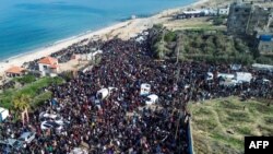 عکس پهپادی خبرگزاری فرانسه از آوارگان فلسطینی در جنوب شهر غزه که در انتظار باز شدن جاده به سمت شمال هستند؛ یکشنبه هفتم بهمن