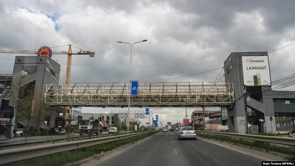 Një mbikalim në Çagllavicë në periferi të kryeqytetit, i ndërtuar mbi magjistralen Prishtinë-Ferizaj, shfrytëzohet pak.