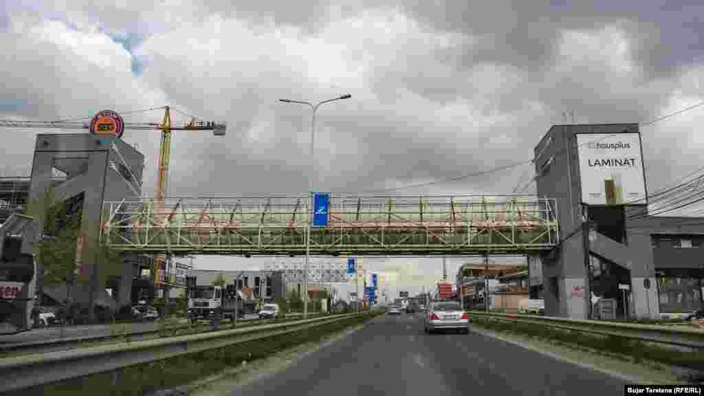 Një mbikalim në Çagllavicë në periferi të kryeqytetit, i ndërtuar mbi magjistralen Prishtinë-Ferizaj, shfrytëzohet pak.