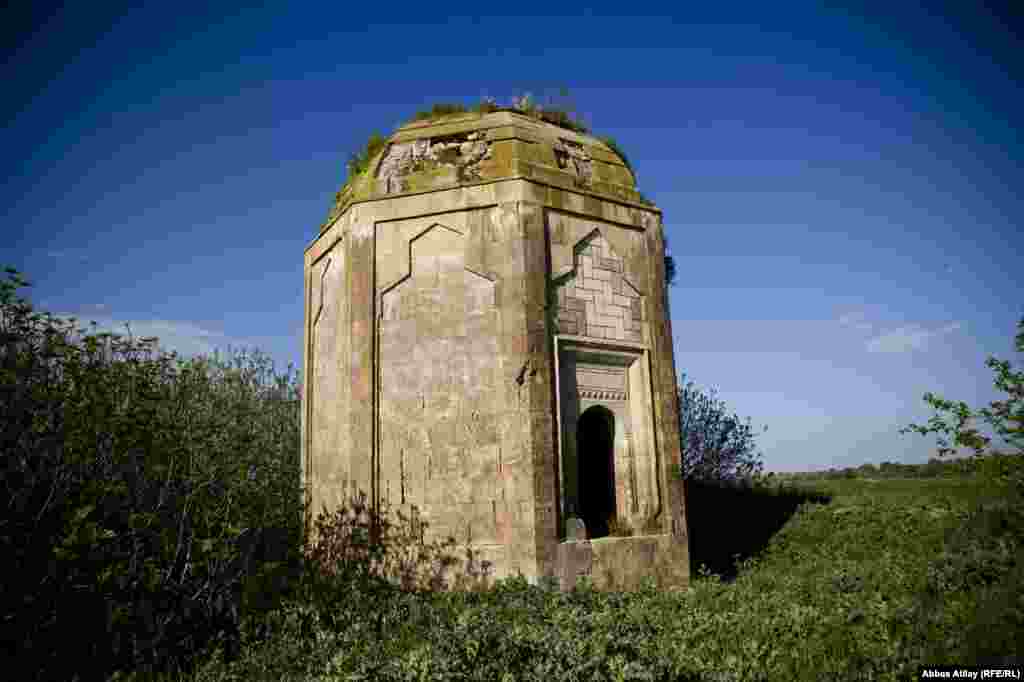 Füzuli rayonu. Orta əsrlərə aid türbə. Horadiz yaxınlığında bu türbə bir neçə dəfə erməni işğalçılarının əlinə keçsədə dağılması üçün güllələnməyə (üzərində güllə deşikləri saysız-hesabsızdır) ehtiyac duymayıb. Onu məhv etsə elə biganəlik edəcək.