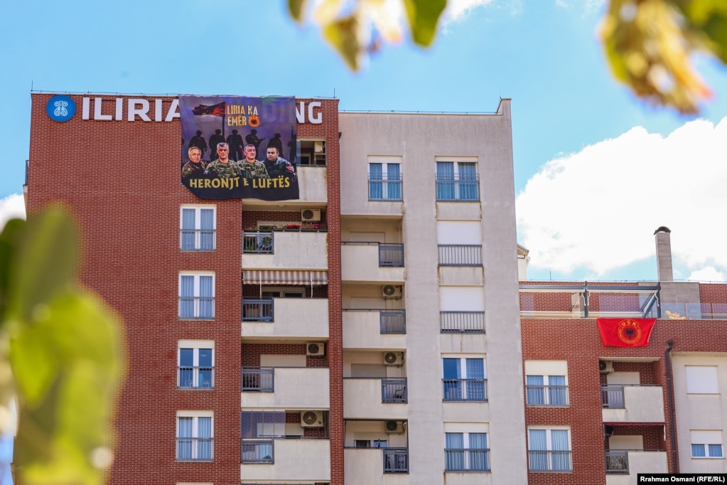 Në aktakuzën e ngritur ndaj ish-eprorëve të UÇK-së, Zyra e Prokurorit të Specializuar pretendon se UÇK-ja ishte një organizatë e strukturuar, me zinxhir komandimi deri te Hashim Thaçi.