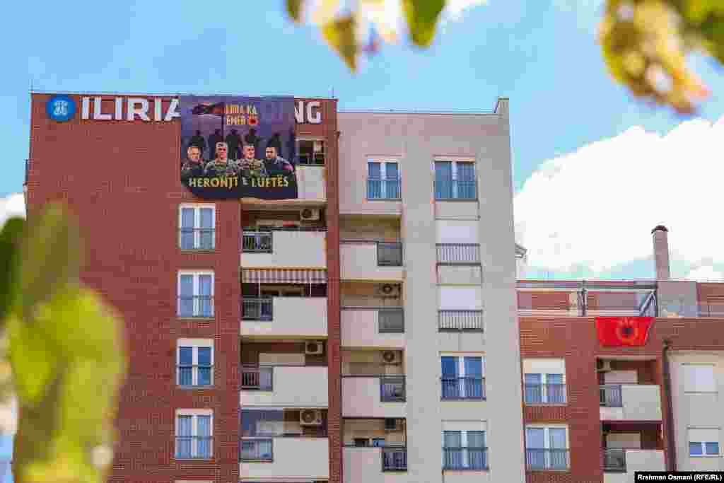 Në aktakuzën e ngritur ndaj ish-eprorëve të UÇK-së, Zyra e Prokurorit të Specializuar pretendon se UÇK-ja ishte një organizatë e strukturuar, me zinxhir komandimi deri te Hashim Thaçi.