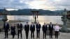 Семейна снимка на участниците в срещата на върха на Г-7 в Хирошима, Япония, започнала в петък.
