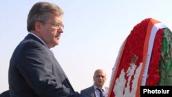 Президент Польши Бронислав Коморовски возлагает венок к мемориалу памяти жертв Геноцида армян «Цицернакаберд», Ереван, 28 июля 2011 г.