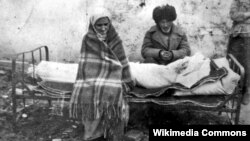Ингушская семья Газдиевых у тела умершей дочери. Казахстан, 1944 год