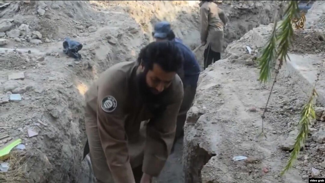 Islamic State fighters dig tunnels that they claim are helping them evade U.S. air strikes near Fallujah, Iraq.