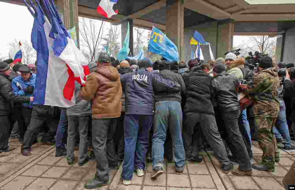 Бераздан Кырымны Русиягә кушу тарафдарлары да күбрәк килә башлады. АТР телевидениесе Акмәчеттәге бюджет хезмәткәрләренең Кырымны Украинадан аеру тарафдарлары митингына җибәрелүе турында хәбәр итте. Вәзгыять киеренкеләште һәм анда-санда бәрелешләр булгалап тора.