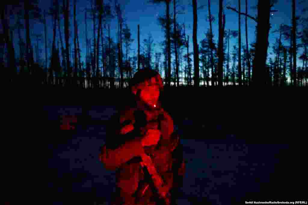 36-річний Антон у складі Сил оборони України з 11 квітня 2022 року. «У мене є сімʼя. Я тут народився. Мої діти тут народилися. І, мабуть, буде неправильно лишити їх права вибору в цьому житті жити на своїй землі й жити, як їм хочеться. Почалась війна – пішов на війну».1-ша бригада оперативного призначення «Буревій» Національної гвардії України, Серебрянський ліс, лютий 2024 року