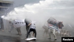 Участников акции протеста в Кабуле разгоняют при помощи водометов. 2 июня 2017 года.