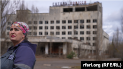 Клавдія Омельченко під час першої за 40 років поїздки до рідної Прип'яті. На фоні окраса міста – Готель Полісся. 7 квітня 2026 рік.