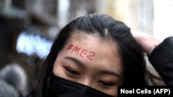 A két évvel ezelőtti kínai #metoo-mozgalom során ismertté vált feminista személyiség, Csou Hsziahszüan egyik támogatója a homlokára írt #metoo felirattal a pekingi Haidian kerületi Népbíróság előtt 2020. december 2-án