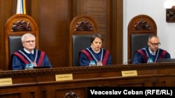 Judecătorii Curții Constituționale (de la stânga la dreapta): Nicolae Roșca, Viorica Puica și Sergiu Litvinenco 
