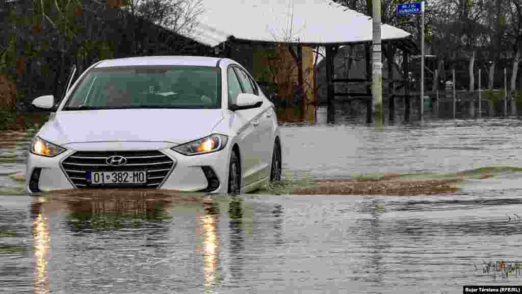 Gračanica je takođe pogođena poplavama, a u selu Lepine je automobilski saobraćaj otežan zbog visokog vodostaja.