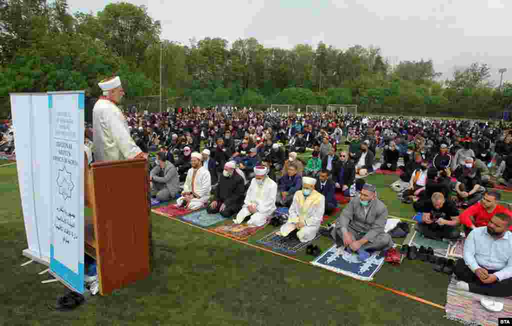 Главният мюфтия Мустафа Хаджи с обръщение към мюсюлманите, събрали се на помощното игрище на стадион &quot;Локомотив&quot;, за да отбележат празника Рамазан Байрам.