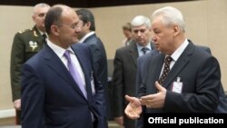 Belgium - Armenian Defense Minister Seyran Ohanyan (L) talks to his Azerbaijani counterpart Safar Abiyev on the sidelines of a NATO meeting in Brussels, 22Feb2013.