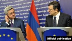 Belgium - European Commission President Jose Manuel Barroso (R) and Armenian President Serzh Sarkisian at a news conference in Brussels, 6Mar2012.