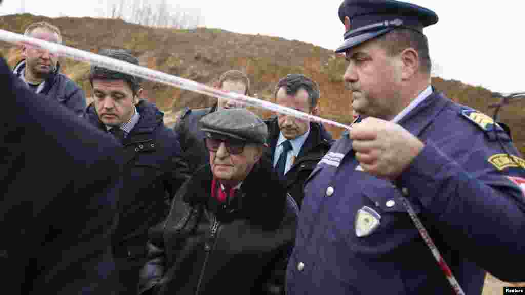 Predsjednik Haškog tribunala (ICTY) Theodor Meron na lokaciji masovne grobnice Tomašice, kod Prijedor, 25. novembar 2013. Foto: REUTERS / Dado Ruvić