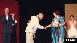 Jiri Menzel čestita glumcima JAK-a nakon predstave "3 u 2", Foto Nadir Mavrović