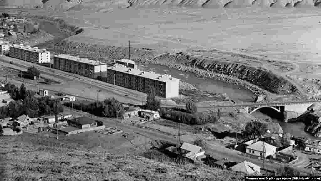Нарын шаары Нарын дарыясынын жээгинде жайгашкан.1994-жылы шаарда троллейбус линиясы орнотулган. Учурда Нарын - троллейбус каттаган дүйнөдөгү эң кичинекей шаарлардын бири.&nbsp; &nbsp;