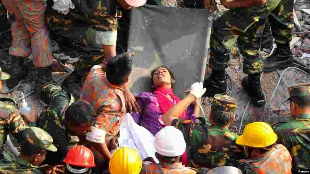 Bangladeš - Sedamnaest dana nakon rušenja fabrike u Savaru, spasilačke ekipe izvukle su ženu živu iz ruševina, 10. maj 2013. Foto: REUTERS / Sohel Ahmed
