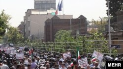 Сотни протестующих иранцев у посольства Франции в Тегеране, 28 июня 2010 