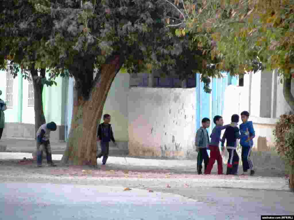 Çagalar köçede oýnaýarlar.