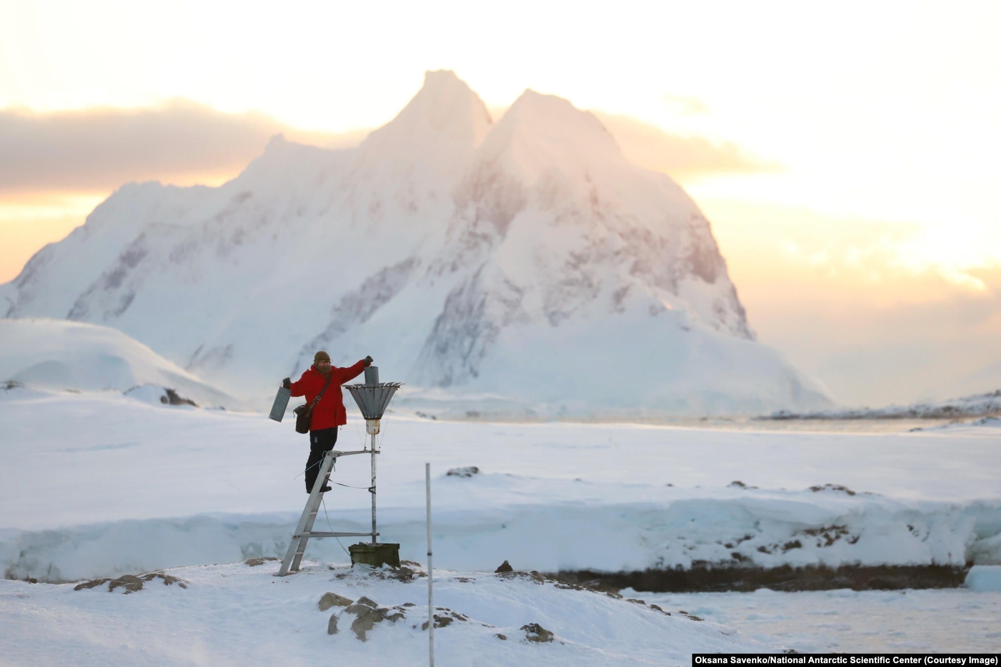 Український метеоролог перевіряє снігомір на базі Вернадського