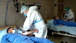 Медик взема кръв от доброволец, участващ в изпитанията на ваксината във военната болница "Буденко" край Москва