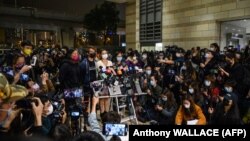 Prodemokratske pristalice u obraćanju medijima ispred suda u Hong Kongu posle maratonskog saslušanja 47 aktivista, 4. mart 2021.