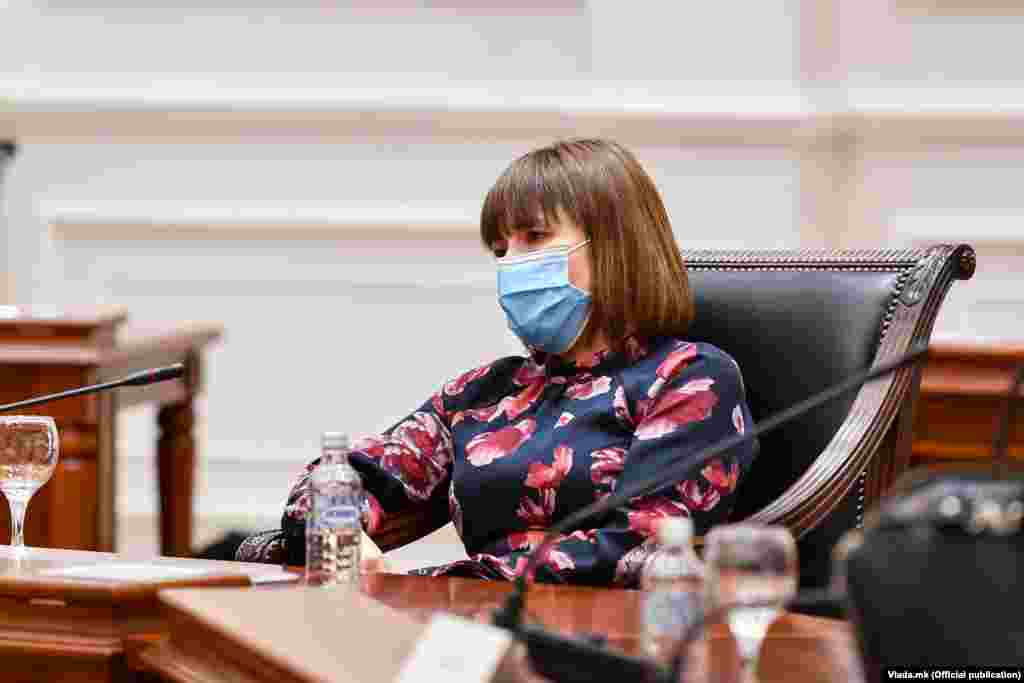 МАКЕДОНИЈА - Министерката за образование, Мила Царовска, денеска изјави дека нема заразени ученици во училиште. Има 14 позитивни сличаи, но тие не се заразиле во школо.