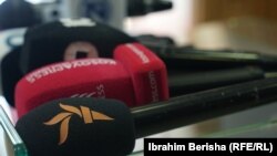 Mikrofoni medijskih kuća u parlamentu Kosova. Ilustrativna fotografija